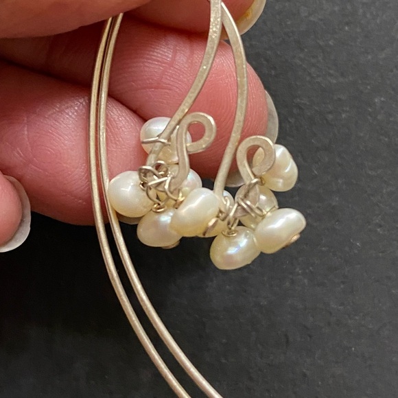 Elegant Gold tone and Pearl Cluster Earrings - Picture 3 of 6